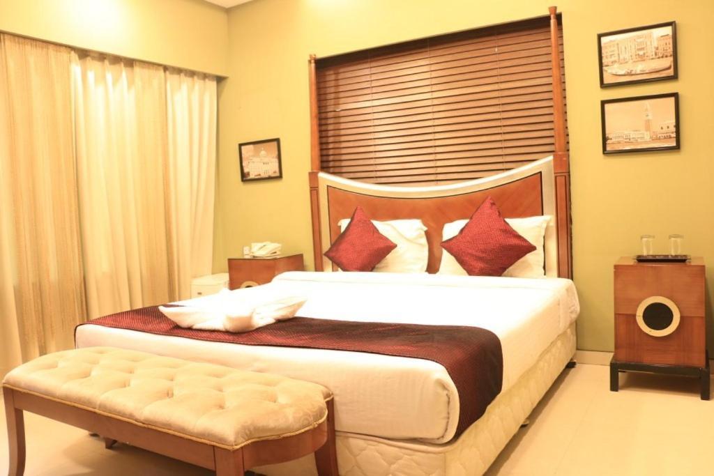 Jalsa Hotel & Banquets,Индор Екстериор снимка