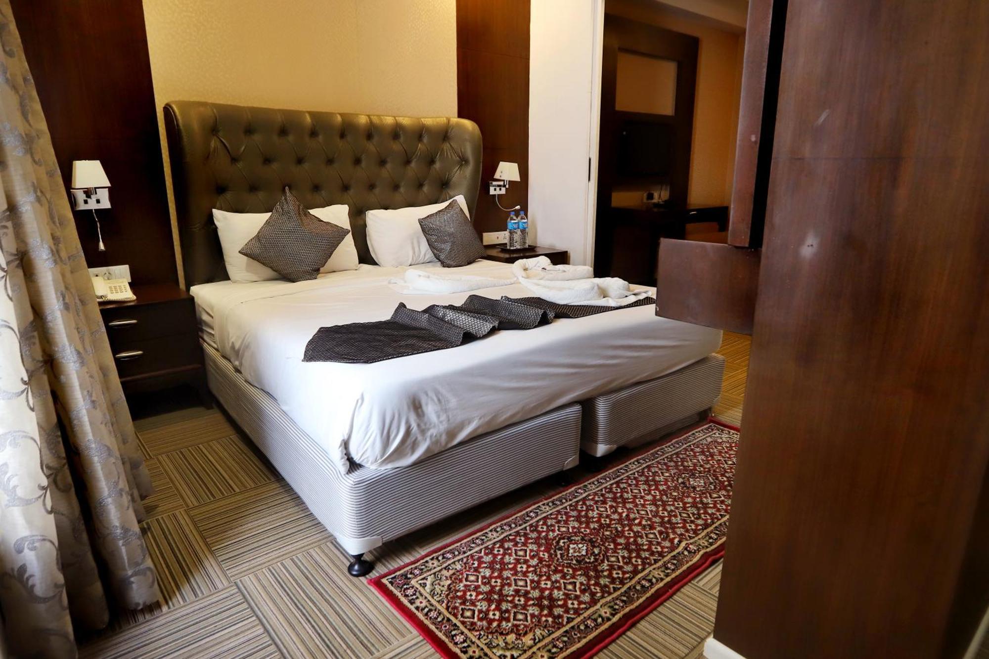 Jalsa Hotel & Banquets,Индор Екстериор снимка