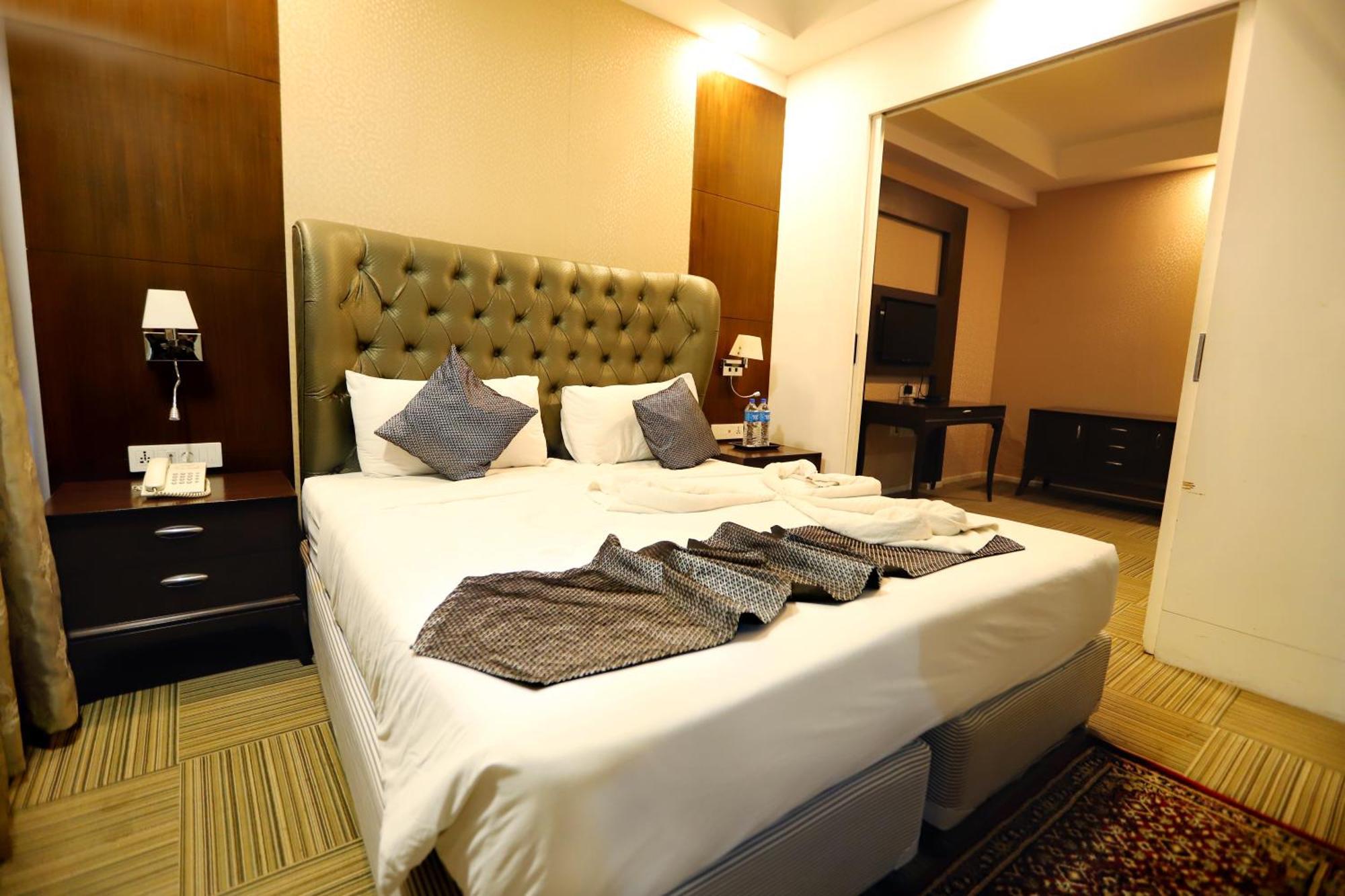 Jalsa Hotel & Banquets,Индор Екстериор снимка